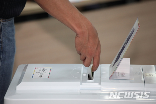 【태백=뉴시스】김태식 기자 = 13일 강원 태백시 상장동 제5투표소에서 유권자들이 지역의 일꾼을 뽑는 소중한 한 표를 행사하고 있다. 2018.06.13.&nbsp; newsenv＠newsis.com