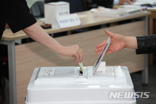 【태백=뉴시스】김태식 기자 = 13일 강원 태백시 상장동 제5투표소에서 유권자들이 지역의 일꾼을 뽑는 소중한 한 표를 행사하고 있다. 2018.06.13. newsenv＠newsis.com