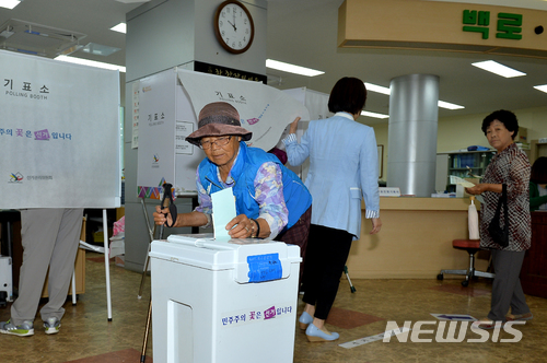 【횡성=뉴시스】권순명 기자 = 13일 강원 횡성군 서원면 금대리 한 유권자가 서원면 제2투표소에서 소중한 한표를 행사 하고 있다.2018.06.13.&nbsp; gsm@newsis.com 