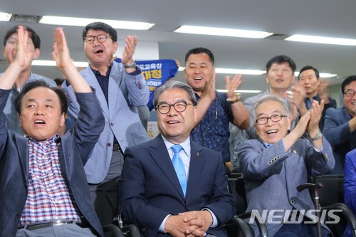 【수원=뉴시스】김도란 기자 = 이재정 경기도교육감 후보가 13일 경기 수원 자신의 선거 캠프에서 지지자들과 방송3사 공동 출구조사 결과를 보고 함박웃음을 짓고 있다. KBS, MBC, SBS 등 방송 3사는 이날 칸타퍼블릭, 코리아리서치센터, 한국리서치 등 3개 조사기관에 의뢰해 오전 6시부터 오후 5시까지 전국 640개 투표소에서 투표자 17만명을 대상으로 조사한 결과 이 후보가 40.4%로 당선이 유력하다고 발표했다. 2018.06.13 dorankim@newsis.com