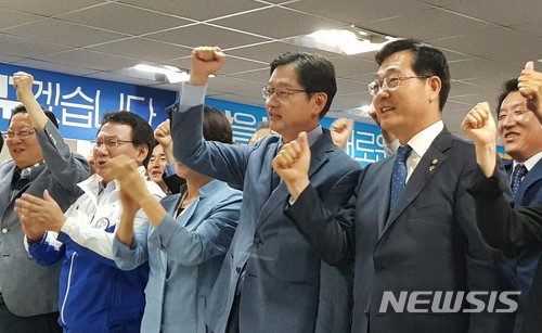 【창원=뉴시스】 홍정명 기자 = 김경수 더불어민주당 경남도지사 후보가 13일 오후 6시 경남 창원시 의창구 선거사무소에서 방송3사 출구조사를 시청하던 중 56.8%의 득표율로 김태호 후보를 따돌리고 승리하는 것으로 나오자 자리를 박차고 일어나 주먹을 쥐고 환호하고 있다.2018.06.13. hjm@newsis.com