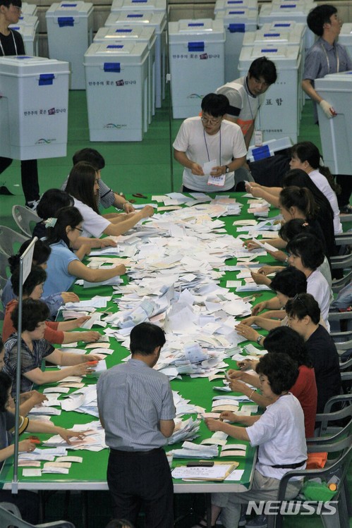 【춘천=뉴시스】박종우 기자 = 13일 오후 제7회 전국동시지방선거가 끝나고 개표원들이 강원 춘천시 석사동 호반체육관에서 개표를 하고 있다. 2018.06.13&nbsp; jongwoo425@newsis.com