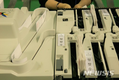 【춘천=뉴시스】조명규 기자 = 13일 오후 강원 춘천시 석사동 호반체육관에서 제7회 전국동시지방선거 개표가 진행되는 가운데 개표기에서 투표용지가 분류되고 있다. 2018.06.13&nbsp; mkcho@newsis.com