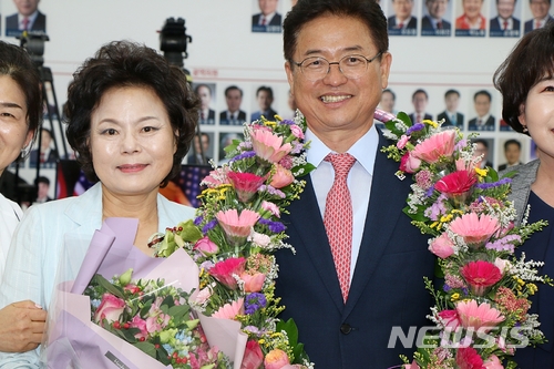 【대구=뉴시스】정창오 기자 = 이철우 경북도지사 후보가 13일 오후 대구 수성구 범어동 자유한국당 경북도당 당사에서 부인 김재덕 여사와 함께 당선을 축하받고 있다. 2018.06.13. jco@newsis.com