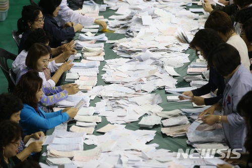 【구미=뉴시스】박홍식 기자 = 제7회 전국동시지방선거일인 13일 오후 경북 구미시 박정희체육관에 마련된 지방선거 개표소에서 사무원들이 개표를 하고 있다. 2018.06.13 phs6431@newsis.com