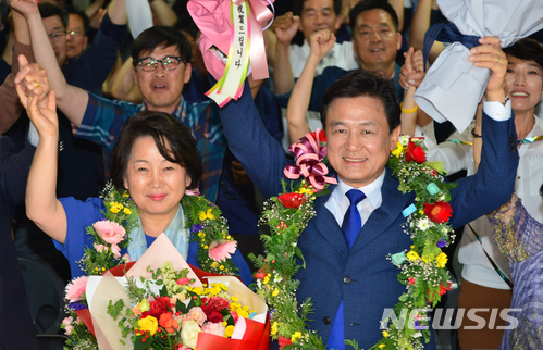 【청주=뉴시스】인진연 기자 =6·13 지방선거에 출마한 김병우 충북교육감 후보와 부인 김영애 여사가 당선이 유력하자 선거사무소에서 지지자들과 함께 환호하고 있다. 2018.06.13. inphoto@newsis.com