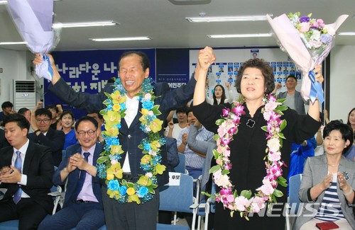 【춘천=뉴시스】박종우 기자 = 최문순 더불어민주당 강원도지사 후보가 13일 밤 당선이 확실시 되자 강원 춘천시 온의동 민주당 강원도당사에서 아내 이순우 여사와 꽃목걸이를 걸고 승리를 자축하고 있다. 2018.06.13&nbsp;&nbsp; jongwoo425@newsis.com