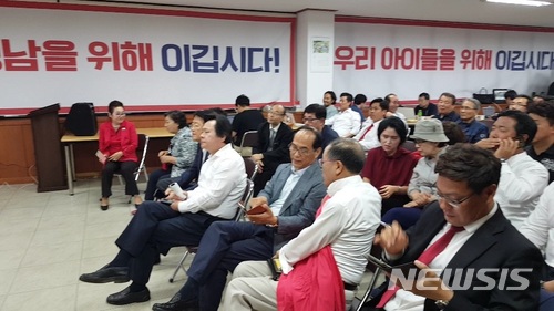 【창원=뉴시스】 강경국 기자 = 13일 저녁 경남 창원시 성산구 중당동 김태호 경남도지사 후보 선거사무소에서 지지자들이 개표 방송을 지켜보고 있다.2018.06.13. kgkang@newsis.com