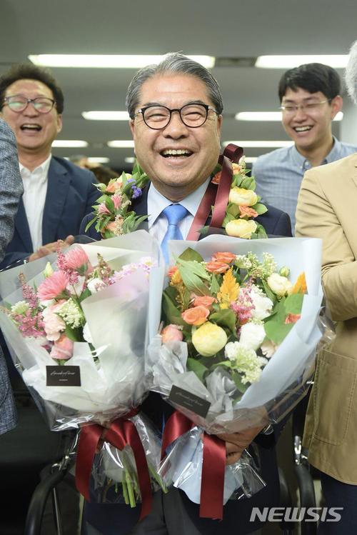 【수원=뉴시스】김도란 기자 =이재정 경기도교육감 후보가 13일 오후 경기 수원 자신의 선거 캠프에서 축하 꽃다발을 받아들고 환하게 웃고 있다. 이 후보는 이날 오후 11시 현재 28.56% 개표가 진행된 가운데 득표율 40.16%로 당선이 확실시되고 있다. 2018.06.13 (사진=이재정 경기도교육감 후보 캠프 제공) dorankim@newsis.com