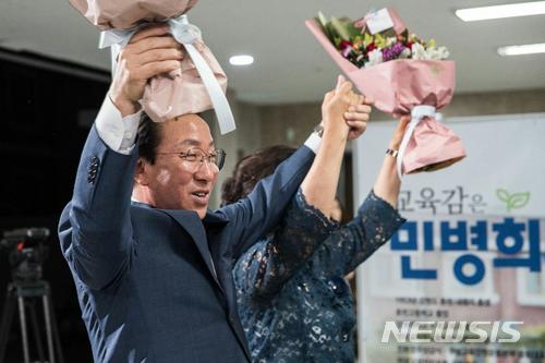 【춘천=뉴시스】김경수 기자 = 13일 오후 강원 춘천시 후평동에 위치한 선거캠프에서 민병희 후보가 강원도교육감에 당선이 확실시 되자 부인과 함께 환호하고 있다. 2018.06.13 (사진=민병희 후보 캠프 제공)&nbsp; photo@newsis.com