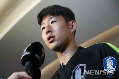 【상트페테르부르크(러시아)=뉴시스】고범준 기자 = 전지훈련 캠프인 오스트리아 레오강에서 훈련을 마친 손흥민이 12일(현지시간) 러시아 상트페테르부르크 풀코보 국제공항에 도착해 FIFA TV와 인터뷰 하고 있다. 2018.06.13. (사진=대한축구협회 제공) photo@newsis.com