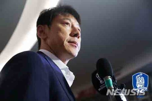 【상트페테르부르크(러시아)=뉴시스】고범준 기자 = 전지훈련 캠프인 오스트리아 레오강에서 훈련을 마친 신태용 축구 대표팀이 12일(현지시간) 러시아 상트페테르부르크 풀코보 국제공항에 도착해 FIFA TV와 인터뷰 하고 있다. 2018.06.13. (사진=대한축구협회 제공) photo@newsis.com