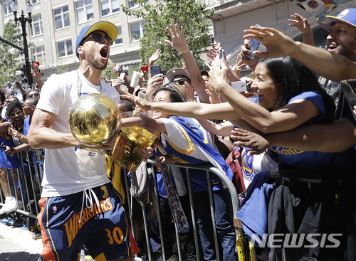 【오클랜드(미국)=AP/뉴시스】 스테픈 커리, 우승 퍼레이드