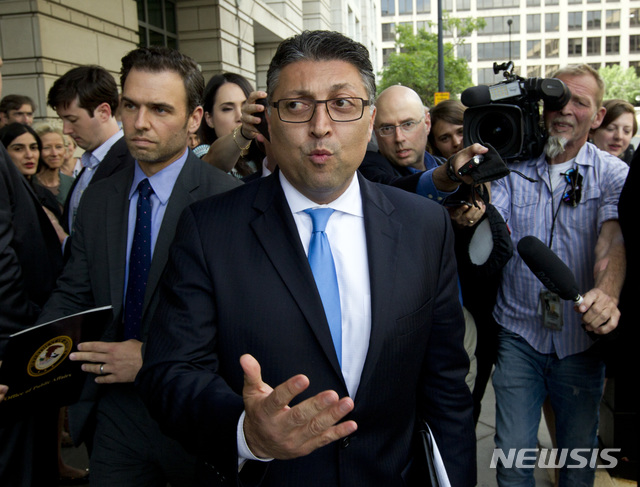 【워싱턴=AP/뉴시스】마칸 델라힘 미 법무부 반독점 국장이 지난해 6월12일(현지시간) 워싱턴 연방법원을 나서고 있다. 이날 연방법원은 법무부가 제기한 소송에서 AT&T와 타임워너의 합병을 승인하며 합병이 반독점법 위반이라는 법무부의 주장을 받아들이지 않았다. 2019.06.12.