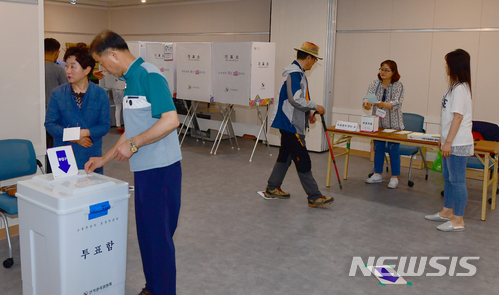 【광주=뉴시스】류형근 기자 = 제7회 전국동시지방선거가 치러지는 13일 오전 광주 남구 봉선2동 제2투표소(남구문화예술회관)에서 유권자들이 소중한 권리를 행사하고 있다. 2018.06.13. hgryu77@newsis.com