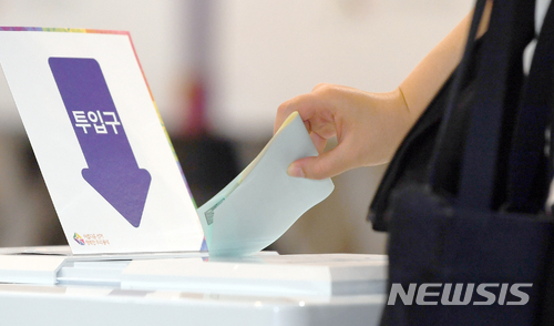 【광주=뉴시스】류형근 기자 = 제7회 전국동시지방선거가 치러지는 13일 오전 광주 남구 봉선2동 제2투표소(남구문화예술회관)에서 유권자들이 소중한 권리를 행사하고 있다. 2018.06.13. hgryu77@newsis.com