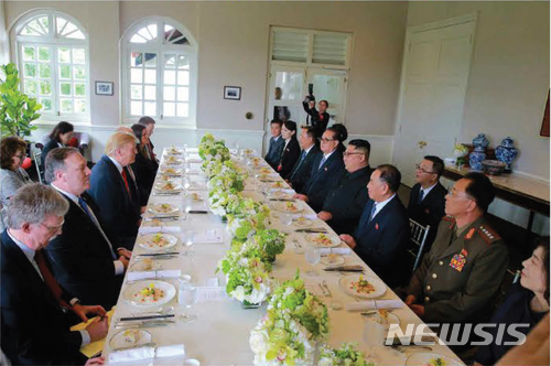 【서울=뉴시스】 북한 노동신문은 지난 12일 김정은 국무위원장이 도널드 트럼프 대통령과 싱가포르 센토사섬 카펠라 호텔에서 북미정상회담을 한 모습을 13일 보도했다. 2018.06.13. (출처=노동신문) photo@newsis.com