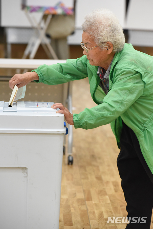 【울산=뉴시스】배병수 기자 = 제7회 전국동시지방선거 및 국회의원 제·보궐선거 일인 13일 오전 울산시 울주군 온양 제1투표소에 유권자가 소중한 한표를 행사하고 있다. 2018.06.13. bbs@newsis.com.