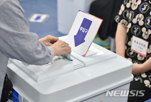 【대구=뉴시스】우종록 기자 = 제7회 전국동시지방선거 투표일인 13일 오전 대구시 수성구 수성동1가 신명여자중학교에 마련된 제2투표소에서 유권자들이 소중한 한표를 행사하고 있다. 2018.06.13. wjr@newsis.com