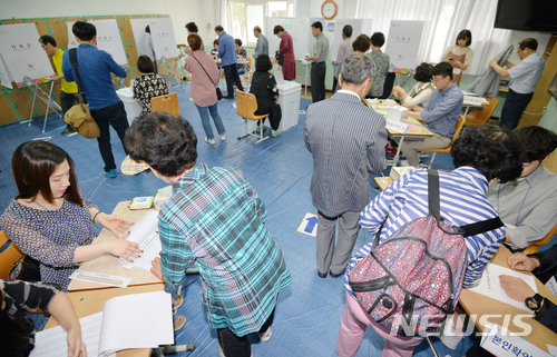 【대구=뉴시스】우종록 기자 = 제7회 전국동시지방선거 투표일인 13일 오전 대구시 수성구 수성동1가 신명여자중학교에 마련된 제2투표소에서 유권자들이 소중한 한 표를 행사하고 있다. 2018.06.13. wjr@newsis.com