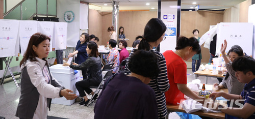 【서울=뉴시스】전진환 기자 = 6·13 전국동시지방선거일인 13일 오전 서울 동대문구 장안동 삼성쉐르빌쇼핑타운에 설치된 장안1동 제2투표소에서 유권자들이 투표를 하고 있다 있다. 2018.06.13.&nbsp; amin2@newsis.com