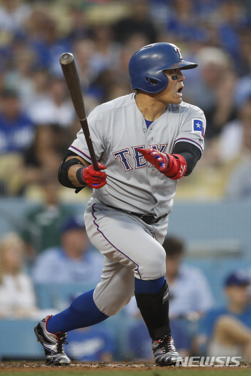 【로스앤젤레스=AP/뉴시스】 텍사스 레인저스의 추신수가 13일(한국시간) 미국 캘리포니아주 로스앤젤레스의 다저 스타디움에서 열린 LA 다저스와의 경기에서 3회초 안타를 때려내고 있다. 