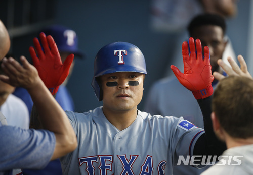 【로스앤젤레스=AP/뉴시스】 텍사스 레인저스의 추신수가 13일(한국시간) 미국 캘리포니아주 로스앤젤레스의 다저 스타디움에서 열린 LA 다저스와의 경기에서 3회초 득점을 올린 뒤 동료들과 하이파이브를 나누고 있다. 