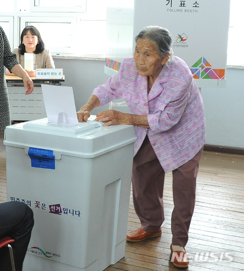 【울산=뉴시스】배병수 기자 = 제7회 전국동시지방선거 및 국회의원 제 보궐선거 일인 13일 울산시 북구 강동동 제3투표소에서 북구 어물동 구암부락에 거주하시는 박우연할머니(만 101세)가 투표를 하고 있다. 2018.06.13. bbs@newsis.com.