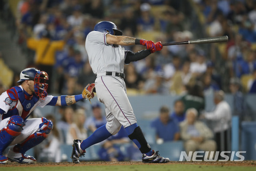【로스앤젤레스=AP/뉴시스】 텍사스 레인저스의 추신수가 13일(한국시간) 미국 캘리포니아주 로스앤젤레스의 다저 스타디움에서 열린 LA 다저스와의 경기에서 5회초 홈런을 때려내고 있다. 