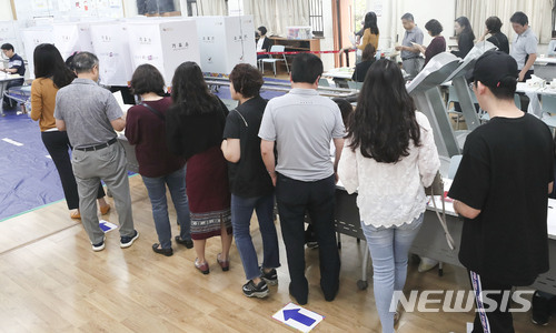 【서울=뉴시스】최진석 기자 = 6.13 전국동시지방선거 및 국회의원 재·보궐선거일인 13일 서울 성동구 한양대학교사범대학부속중학교 체력단련실에 차려진 사근동 제3투표소에서 유권자들이 투표를 하고 있다.제7회 전국동시지방선거 및 국회의원 재·보궐선거는 이날 오전 6시부터 오후 6시까지 전국 1만4134곳의 투표소에서 실시된다. 2018.06.13.myjs@newsis.com