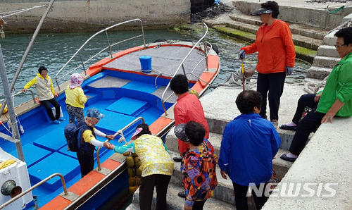 【신안=뉴시스】박상수 기자 = 제7회 전국동시지방선거일인 13일 오전 전남 신안군 흑산면 상태도 주민들이 투표소가 설치된 하태도로 이동하기 위해 선박에 오르고 있다. 2018.06.13. (사진=독자 제공) photo@newsis.com
