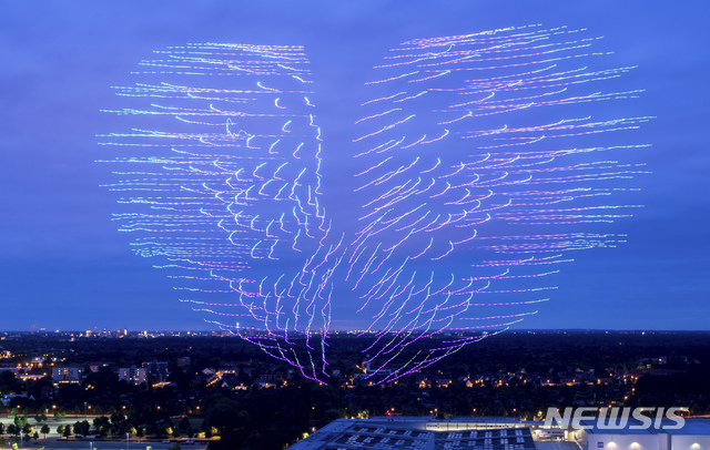 【하노버(독일)=AP/뉴시스】지난 6월12일 독일 하노버에서 열린 '컴퓨터 및 사무기기 박람회' 세빗((CeBIT) 컴퓨터 쇼에서 인텔의 드론 300대가 저녁 하늘에 하트 모양을 만들어 보이고 있다. CEBIT 주최측인 도이체 메세 AG는 28일(현지시간) 지난 32년 간 계속돼온 CEBIT를 폐지한다고 밝혔다. 컴퓨터 기술 보편화로 CEBIT에 대한 수요가 크게 감소한데 따른 것이다. 2018.11.29