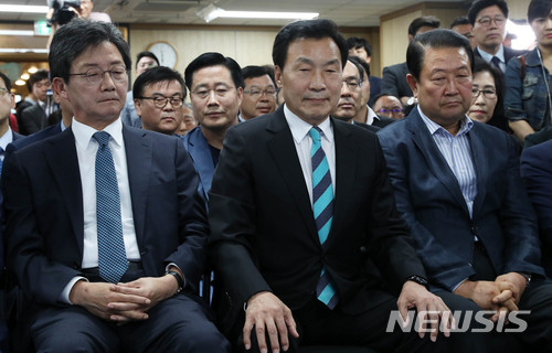 【서울=뉴시스】홍효식 기자 = 바른미래당 유승민(왼쪽부터) 공동대표, 손학규 상임선대위원장, 박주선 공동대표가 13일 오후 서울 여의도 당사에서 6·13 지방선거 개표방송을 지켜보고 있다. 2018.06.13. yesphoto@newsis.com