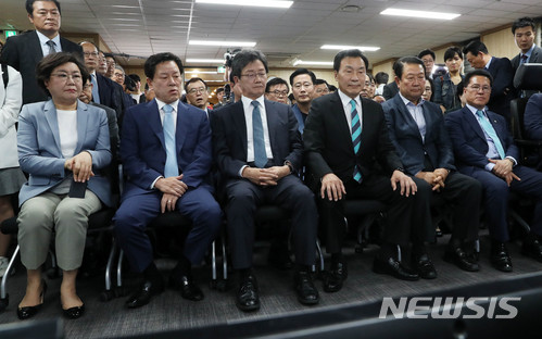 【서울=뉴시스】홍효식 기자 = 바른미래당 박주선, 유승민 공동대표, 손학규 상임선대위원장 등이 13일 오후 서울 여의도 당사에서 6·13 지방선거 개표방송을 지켜보고 있다. 왼쪽부터 이혜훈, 주승용 의원, 유승민 공동대표, 손학규 상임위원장, 박주선 공동대표, 정운천 최고위원. 2018.06.13. yesphoto@newsis.com