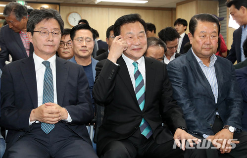 【서울=뉴시스】홍효식 기자 = 바른미래당 유승민(왼쪽부터) 공동대표, 손학규 상임선대위원장, 박주선 공동대표가 13일 오후 서울 여의도 당사에서 6·13 지방선거 개표방송을 지켜보고 있다. 2018.06.13.&nbsp; yesphoto@newsis.com