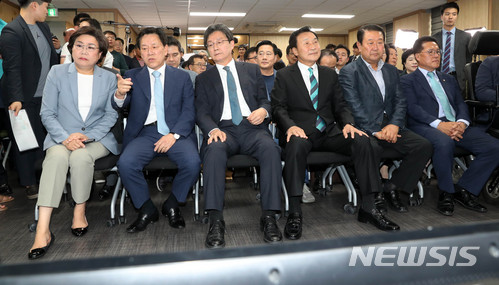 【서울=뉴시스】홍효식 기자 = 바른미래당 박주선, 유승민 공동대표, 손학규 상임선대위원장 등이 13일 오후 서울 여의도 당사에서 6·13 지방선거 개표방송을 지켜보고 있다. 왼쪽부터 이혜훈, 주승용 의원, 유승민 공동대표, 손학규 상임위원장, 박주선 공동대표, 정운천 최고위원. 2018.06.13. yesphoto@newsis.com