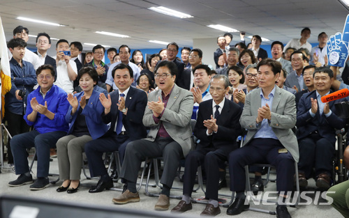 【서울=뉴시스】김진아 기자 = 6.13 전국 동시 지방선거날인 13일 오후 서울 종로구 율곡로 박원순 서울시장 후보 캠프에서 안규백 상임선거대책위원장 등 선대위 관계자들이 출구조사 결과를 시청하며 박수를 치고 있다. 2018.06.13. bluesoda@newsis.com