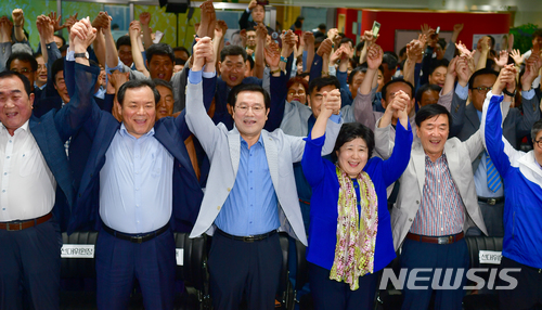 【광주=뉴시스】류형근 기자 = 제7회 전국동시지방선거가 치러진 13일 오후 광주 서구 더불어민주당 이용섭 광주시장 후보 캠프에서 이 후보가 방송사 출구조사 결과 압승한 것으로 나타나자 기뻐하고 있다. 2018.06.13. hgryu77@newsis.com