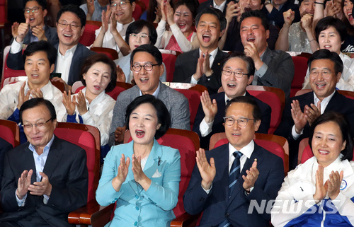 【서울=뉴시스】이종철 기자 = 13일 오후 서울 여의도 국회 의원회관 대회의실에 설치된 더불어민주당 제7회 전국동시지방선거 및 국회의원 재,보궐선거 개표상황실에서 추미애 대표, 홍영표 원내대표를 비롯한 관계자들이 개표방송이 시작되고 출구조사에서 압승으로 나타나자 환호하고 있다. 2018.06.13.&nbsp; jc4321@newsis.com 