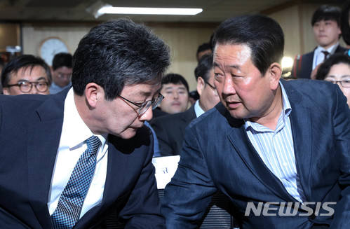 【서울=뉴시스】홍효식 기자 = 바른미래당 유승민(왼쪽), 박주선 공동대표. 2018.06.13. yesphoto@newsis.com