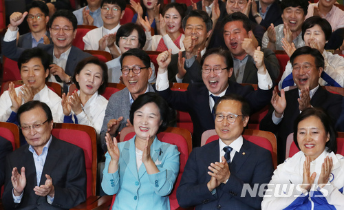 【서울=뉴시스】이종철 기자&nbsp; = 13일 오후 서울 여의도 국회 의원회관 대회의실에 설치된 더불어민주당 제7회 전국동시지방선거 및 국회의원 재,보궐선거 개표상황실에서 추미애 대표, 홍영표 원내대표를 비롯한 관계자들이 개표방송이 시작되고 출구조사에서 압승으로 나타나자 환호하고 있다. 2018.06.13.&nbsp; jc4321@newsis.com