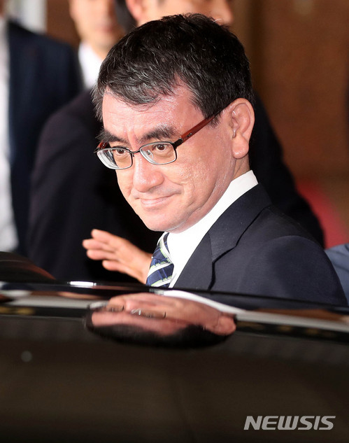 【서울=뉴시스】추상철 기자 = 고노 타로 일본 외무대신이 13일 오후 한미일 외교장관회담 등에 참석하기 위해 서울 강서구 김포공항을 통해 입국하고 있다. 2018.06.13.&nbsp; scchoo@newsis.com