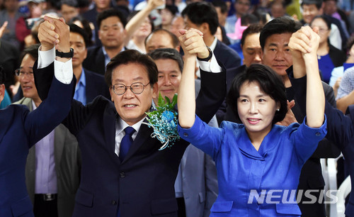 【수원=뉴시스】이정선 기자 = 이재명 더불어민주당 경기지사 내외가 13일 오후 경기 수원 팔달구 명캠프에서 참석자들과 함께 손을 맞잡고 기념촬영하고 있다. 2018.06.13. ppljs@newsis.com