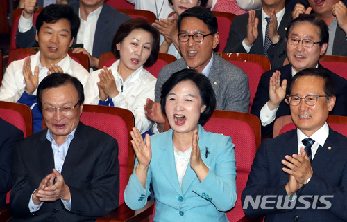 【서울=뉴시스】이종철 기자&nbsp; = 13일 오후 서울 여의도 국회 의원회관 대회의실에 설치된 더불어민주당 제7회 전국동시지방선거 및 국회의원 재,보궐선거 개표상황실에서 추미애 대표, 홍영표 원내대표를 비롯한 관계자들이 개표방송이 시작되고 출구조사에서 압승으로 나타나자 환호하고 있다. 2018.06.13.&nbsp; jc4321@newsis.com