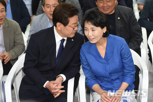 이재명 경기도지사 후보와 부인 김혜경 씨가 지난 6월 지방선거 당시 개표방송을 기다리고 있는 장면.