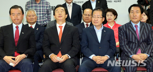 【서울=뉴시스】박영태 기자 = 13일 오후 서울 영등포구 여의도 자유한국당 당사에서 홍준표 대표와 김성태 원대대표 등 당직자들이 6.13 전국동시지방선거 출구조사 발표를 보고 침울해 하고 있다. 2018.06.13. since1999@newsis.com