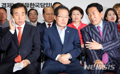 【서울=뉴시스】박영태 기자 = 13일 오후 서울 영등포구 여의도 자유한국당 당사에서 홍준표 대표와 김성태 원대대표 등 당직자들이 6.13 전국동시지방선거 출구조사 발표를 보고 침울해 하고 있다. 2018.06.13. since1999@newsis.com