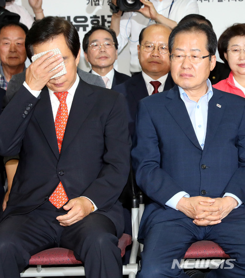 【서울=뉴시스】박영태 기자 = 13일 오후 서울 영등포구 여의도 자유한국당 당사에서 홍준표 대표와 김성태 원대대표 등 당직자들이 6.13 전국동시지방선거 출구조사 발표를 보고 침울해 하고 있다. 2018.06.13. since1999@newsis.com