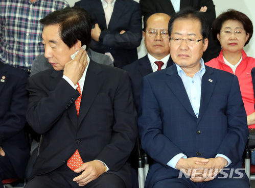 【서울=뉴시스】박영태 기자 = 13일 오후 서울 영등포구 여의도 자유한국당 당사에서 홍준표 대표와 김성태 원대대표 등 당직자들이 6.13 전국동시지방선거 출구조사 발표를 보고 침울해 하고 있다. 2018.06.13.&nbsp; since1999@newsis.com 
