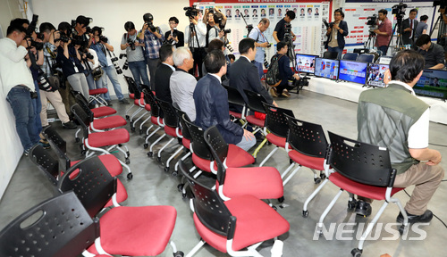 【서울=뉴시스】박영태 기자 = 13일 오후 서울 영등포구 여의도 자유한국당 당사에서 진행된 6.13 전국동시지방선거 출구조사 개표상황을 지켜보던 홍준표 대표와 김성태 원내대표 등 당직자들이 출구조사 완패 소식을 듣고 상황실을 빠져나가 일부 당직자만이 개표상황을 시청하고 있다. 2018.06.13. since1999@newsis.com